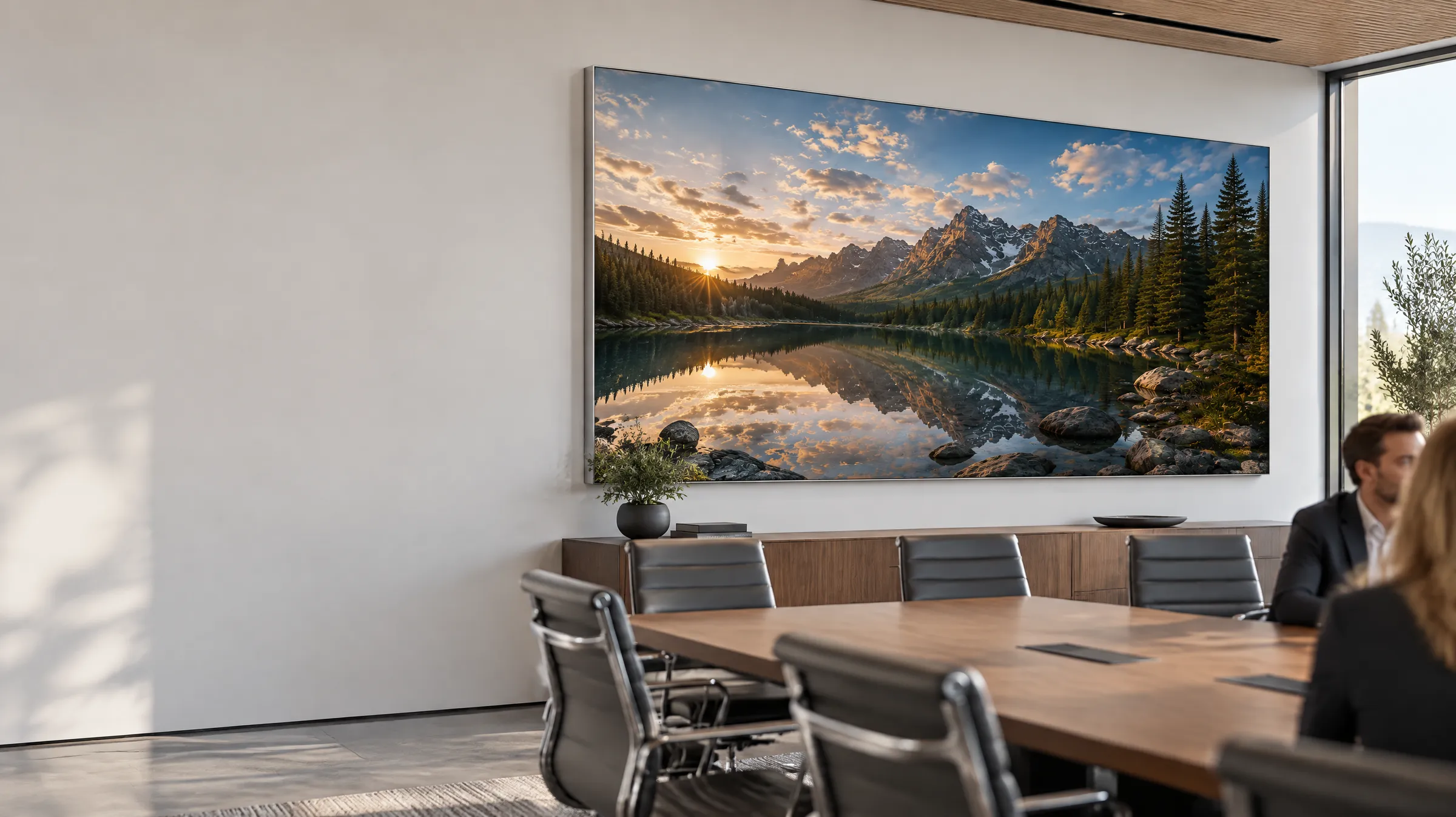 Konferenzraum mit langem Tisch und einem sehr großen Panorama-Wandbild im Alu-Frame