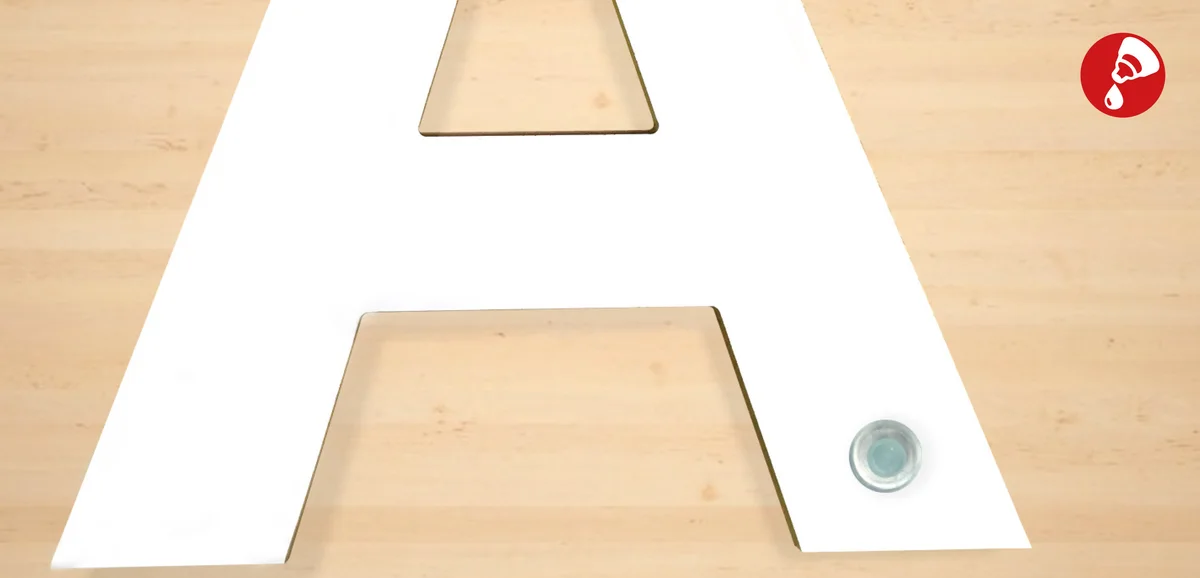 Nippel auf die Buchstaben kleben