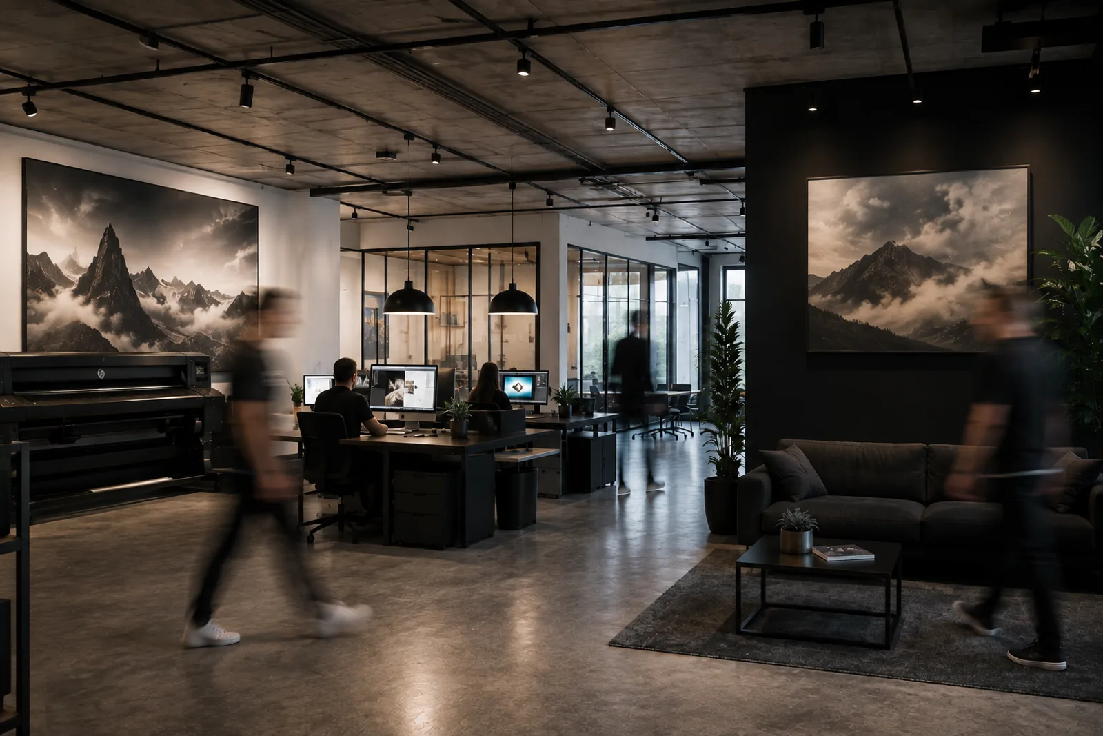 Das wallspot-Studio mit Großformatdrucker, Arbeitsplätzen und großen Wandbildern